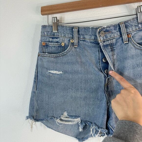Levi’s Wedgie Midwash Distressed Denim Shorts Size 29 Cut Offs Casual Summer - Picture 3 of 10